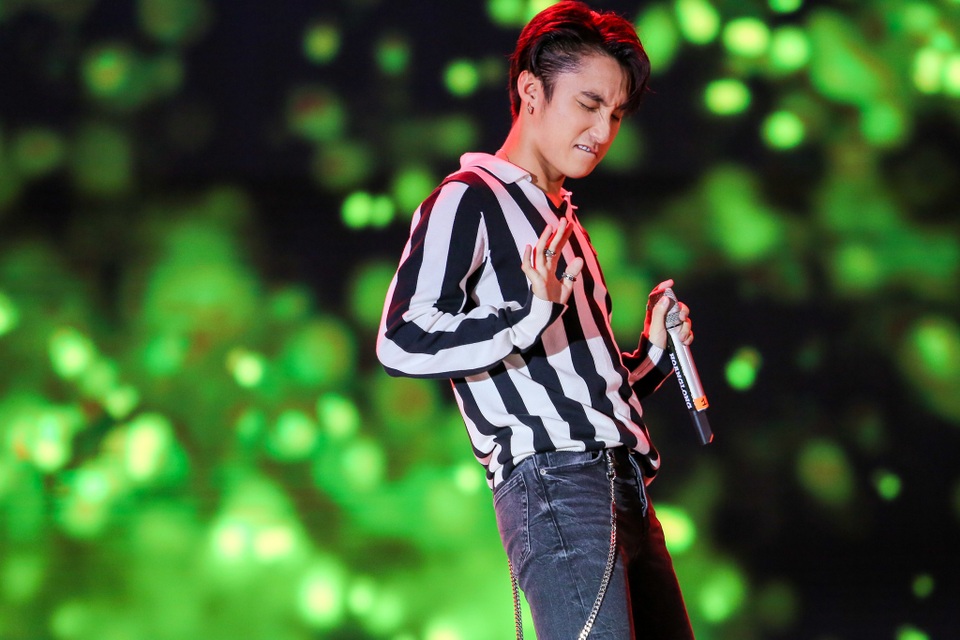 Anh còn chạy xuống khán đài để giao lưu gần gũi với người hâm mộ hơn trong quá trình biểu diễn. Màn biểu diễn của nam ca sĩ khép lại chương trình một cách trọn vẹn cảm xúc và những cái bắt tay chúc mừng của các nghệ sĩ dành cho nhau trên sân khấu.