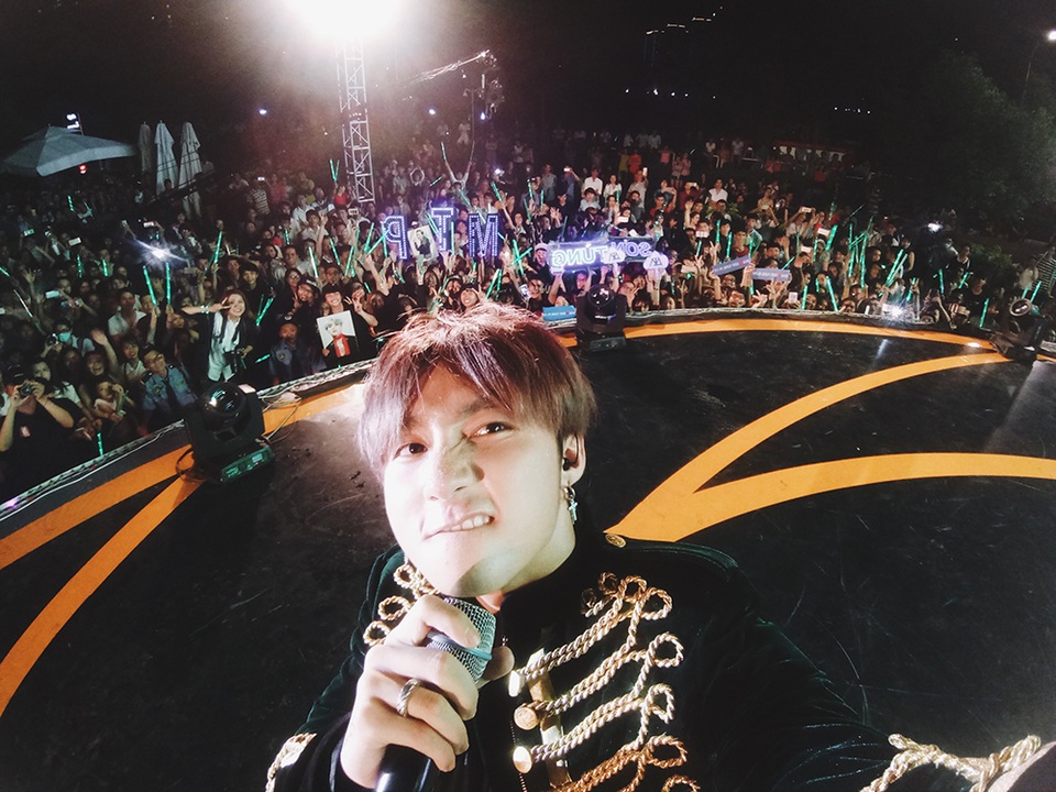 Kỷ niệm một đêm đáng nhớ, Sơn Tùng đã tranh thủ selfie với hơn 5.000 khán giả.