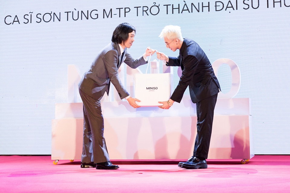 Sơn Tùng M-TP bảnh bao khi xuất hiện với vai trò đại sứ thương hiệu - 5 Sự chỉn chu và chuyên nghiệp của Sơn Tùng thể hiện qua cách làm việc hiệu quả. Luôn tạo được thiện cảm cho người đối diện và sự tin tưởng khi hợp tác.