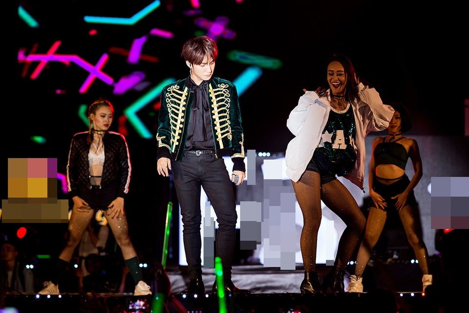 Sau phần trình diễn của mình, anh chàng chia sẻ về cảm giác hạnh phúc khi được Sơn Tùng “chỉ điểm” và hát cùng thần tượng, chàng trai trẻ cũng cho biết anh yêu mến Sơn Tùng vì tất cả những gì mà nam ca sĩ đã làm được: từng bước dùng khả năng của mình chinh phục khán giả.