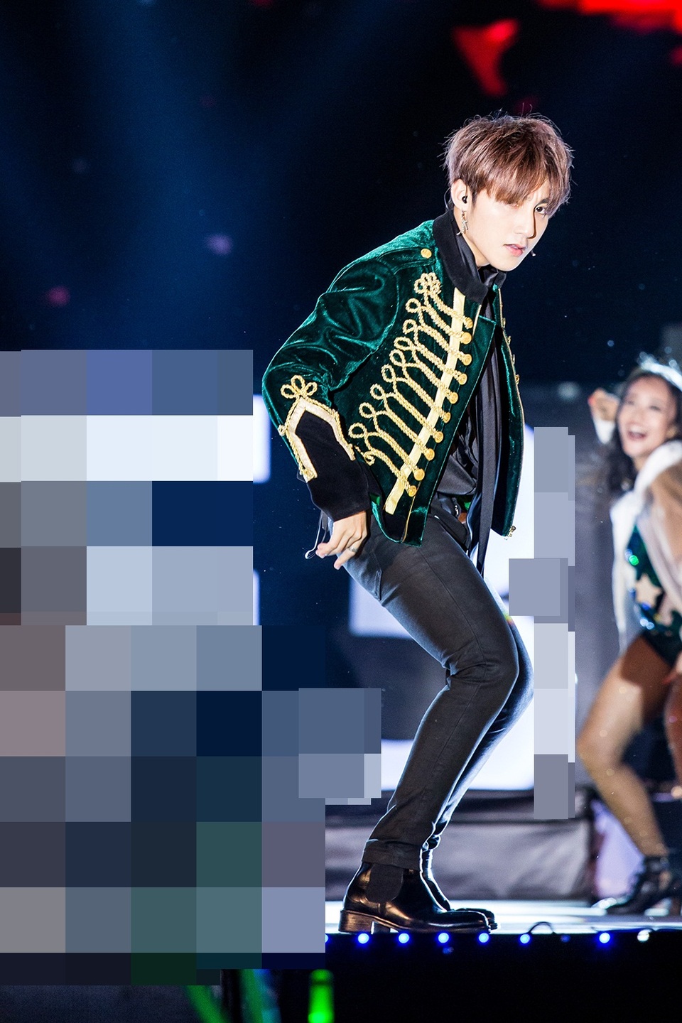 Bất ngờ trong chương trình khi trước khi hát ca khúc cuối cùng, Sơn Tùng ngỏ ý muốn song ca cùng một khán giả. Anh đã gọi đích danh tên của một fan nam, anh chàng này đã cùng hát với Sơn Tùng ca khúc “Không phải dạng vừa”, thay nhau khuấy động sân khấu.