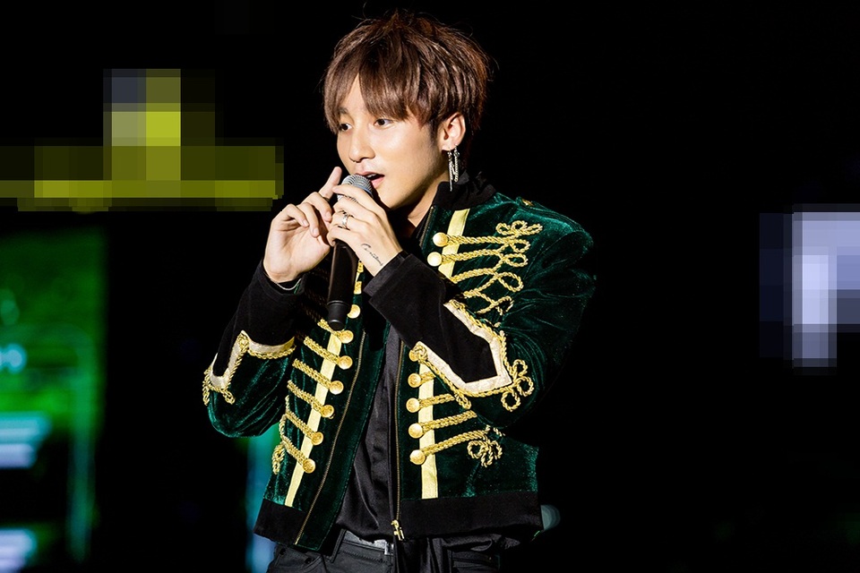 Sơn Tùng M-TP là cái tên được trông đợi nhất trong đêm nhạc, nam ca sĩ diện trang phục lịch lãm rất bảnh bao khiến người hâm mộ “liêu xiêu” và không ngừng hú hét tên “Hoàng tử mưa”. Giọng ca Thái Bình mang đến ca khúc “Chúng ta không thuộc về nhau” với phần thể hiện cực chất cùng vũ đoàn OH. Tiếp đến Sơn Tùng thể hiện bản hit “Lạc trôi” với sự hoà giọng của hàng nghìn khán giả.