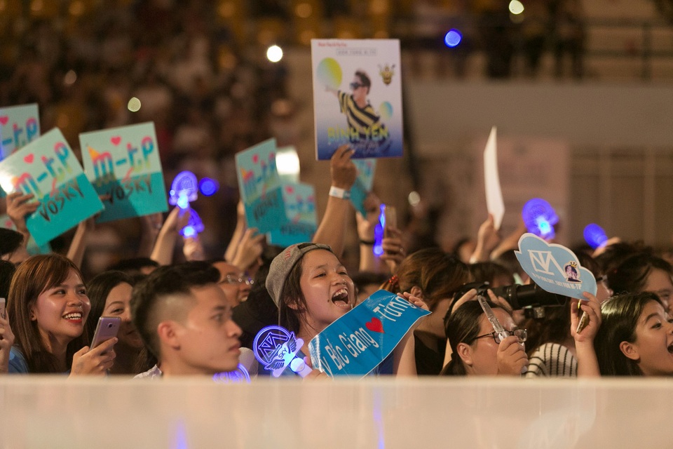 Sơn Tùng M-TP bật khóc trong tiệc sinh nhật với 5000 fans hâm mộ - 3 Sơn Tùng M-TP bật khóc trong tiệc sinh nhật với 5000 fans hâm mộ - 3