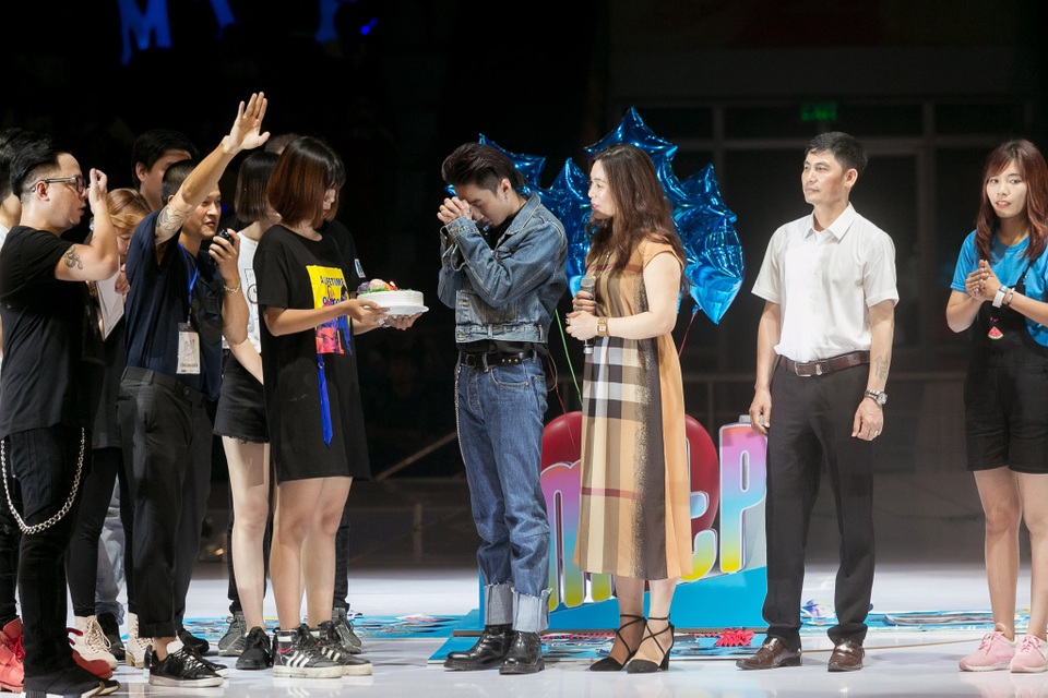 Sơn Tùng M-TP bật khóc trong tiệc sinh nhật với 5000 fans hâm mộ - 11 Ba mẹ và em trai Sơn Tùng cũng có mặt trong chương trình đặc biệt của con trai