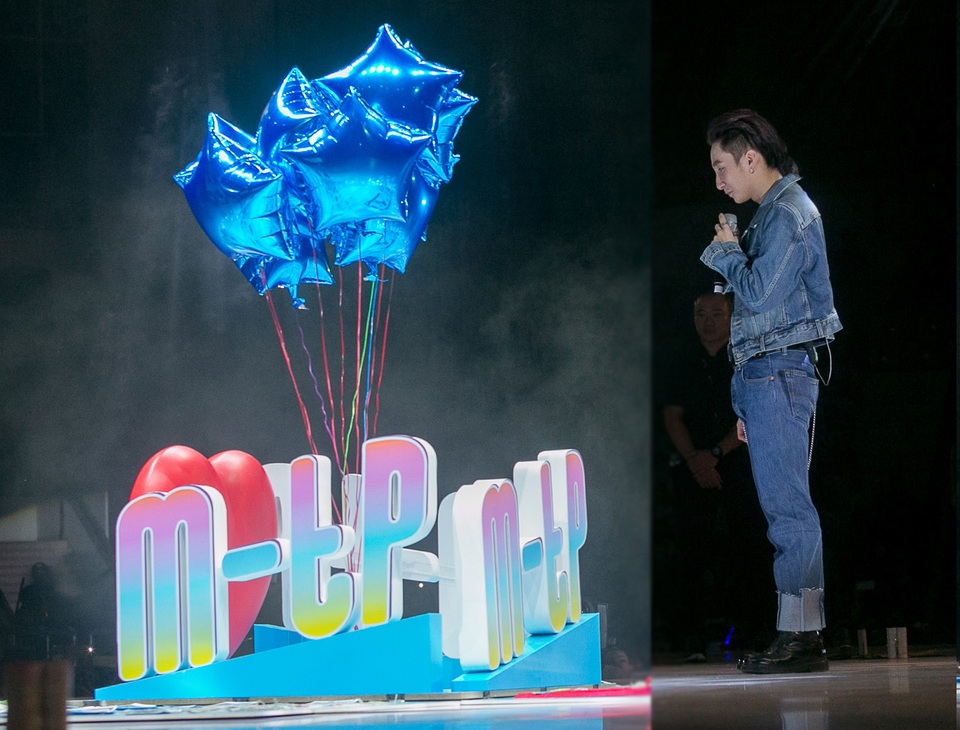 Sơn Tùng M-TP bật khóc trong tiệc sinh nhật với 5000 fans hâm mộ - 10 Tiếp theo một chiếc bánh sinh nhật được mang ra và giai điệu ca khúc Happy Birthday vang lên, 5000 khán giả cùng hòa giọng để gửi lời chúc mừng sinh nhật đến Sơn Tùng M-TP.