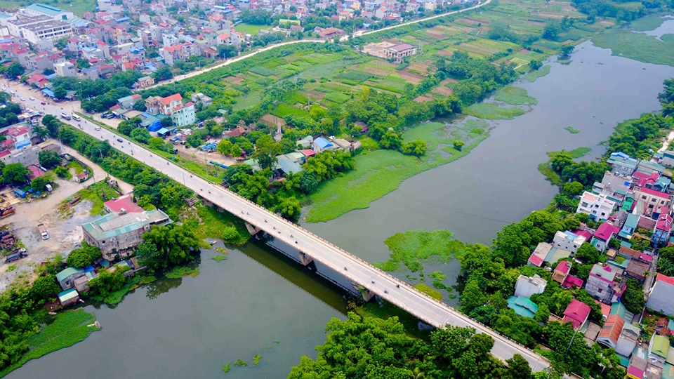 Hình ảnh những dòng sông "đen" sắp được "hồi sinh" ở Hà Nội - 9
Nước sông Đấy ô nhiễm được cho là do người dân xả rác bừa bãi, kết hợp việc các cơ sở tái chế nhựa ngày đêm xả hóa chất độc hại xuống đây.
