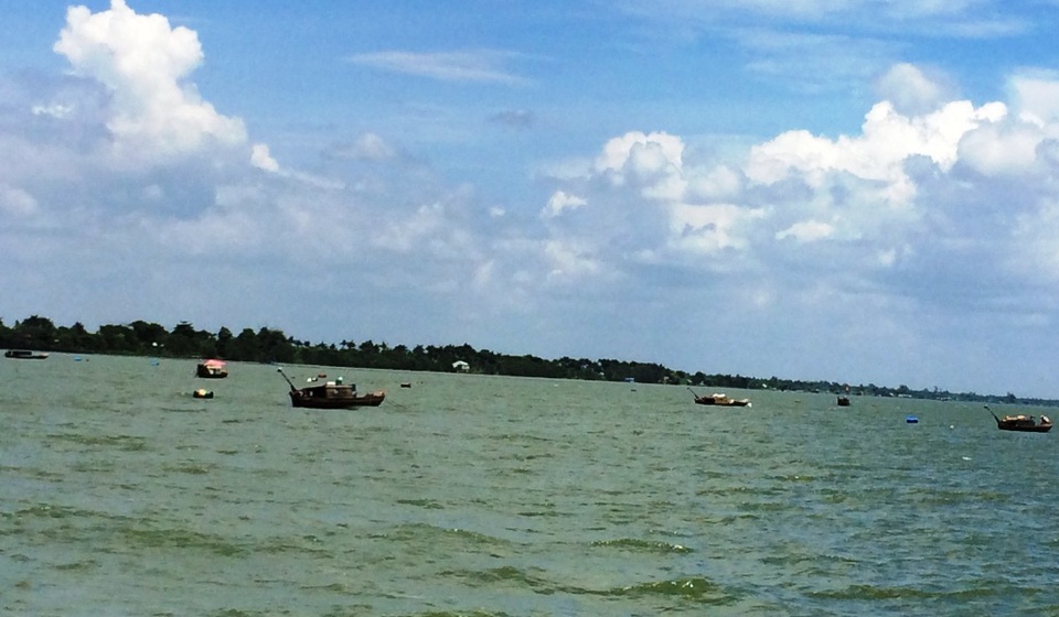 Mẹ bất ngờ ôm con bại não nhảy xuống sông Hậu - 1
Lực lượng chức năng và người nhà chị L. đang nỗ lực tìm kiếm tung tích hai mẹ con chị.