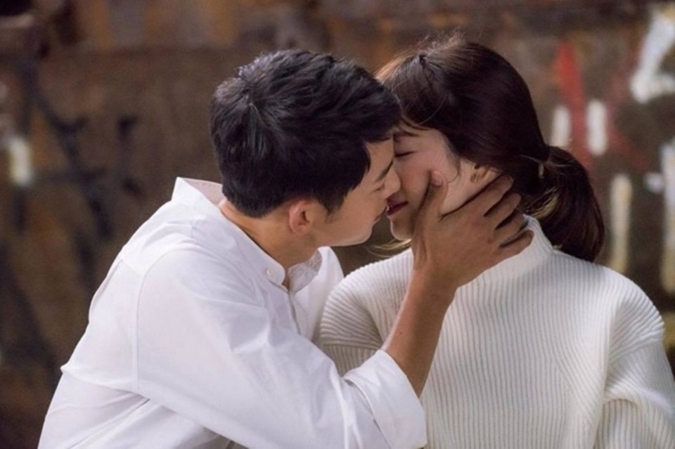 Showbiz Việt không thiếu cặp "em yêu chị" được gia đình ủng hộ như Song Hye Kyo - 1 Song Hye Kyo hơn Song Joong Ki 4 tuổi.