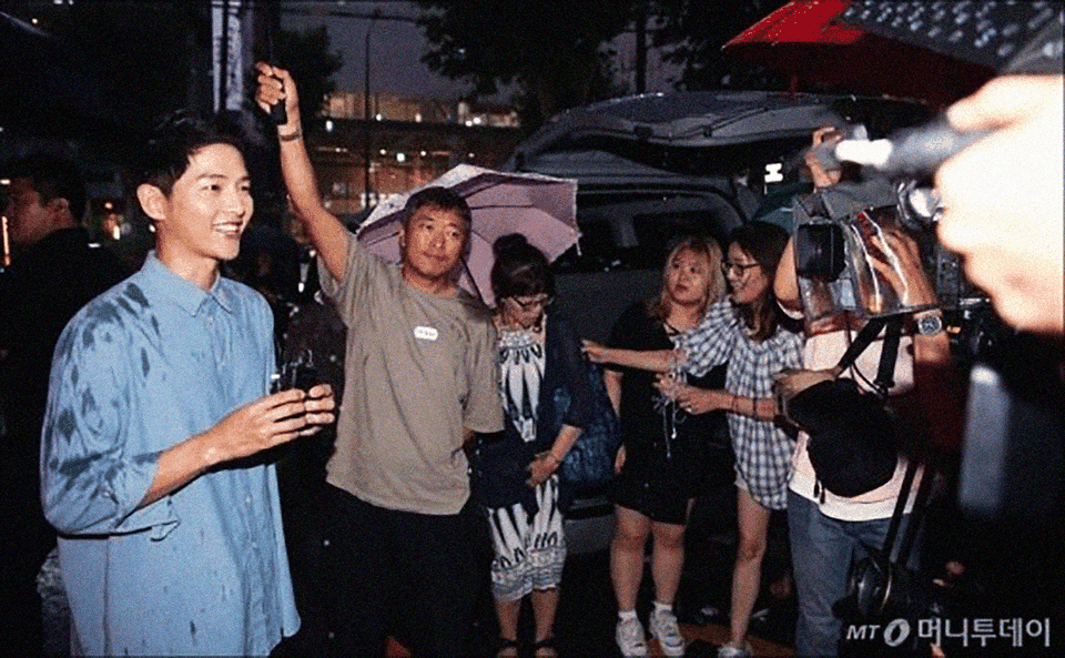 Song Joong Ki đã cầu hôn Song Hye Kyo thế nào? - 5
Ngôi sao của Hậu duệ Mặt trời được fan và phóng viên vây quanh.