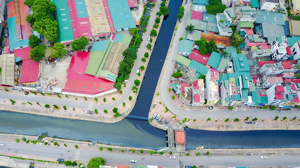 Hình ảnh những dòng sông "đen" sắp được "hồi sinh" ở Hà Nội - 11
Cùng với sông Tô Lịch và sông Sét, sông Lừ hợp thành hệ thống tiêu nước cho thành phố. Sông Lừ là một trong 5 dòng sông ở Hà Nội nước đen ô nhiễm quanh năm.