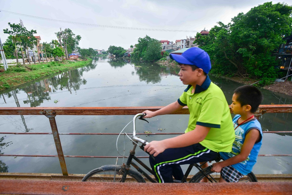 Hình ảnh những dòng sông "đen" sắp được "hồi sinh" ở Hà Nội - 7
Ở những đoạn ô nhiễm nặng nhất, sông Nhuệ là nỗi ám ảnh đối với người dân sinh sống xung quanh.