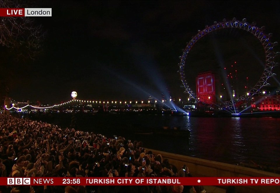 Mãn nhãn màn trình diễn pháo hoa mừng năm mới ở Anh - 11 Hai bờ sông Thames chật cứng người xem pháo hoa. Tất cả đều hướng mắt lên bầu trời để chiêm ngưỡng những màn trình diễn ánh sáng tuyệt vời. (Ảnh: PA)