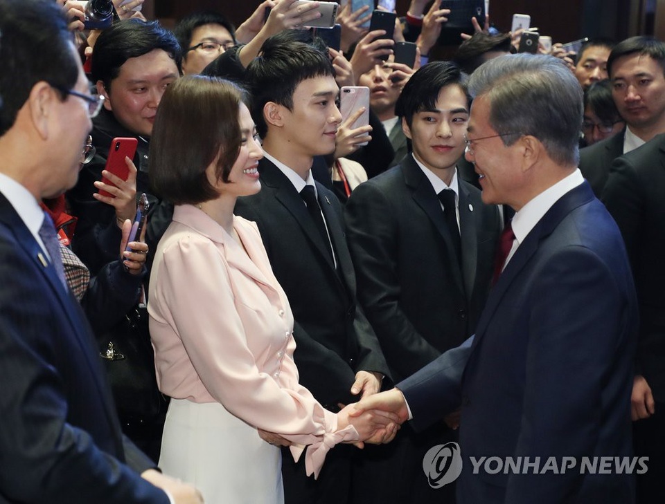 Song Hye Kyo tái xuất trẻ trung sau đám cưới thế kỷ - 3 
Sự kiện văn hóa này cũng là sự kiện đầu tiên mà Song Hye Kyo góp mặt sau 2 tháng làm đám cưới với Song Joong Ki.