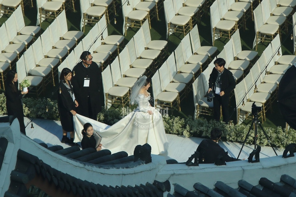 Hot: Song Hye Kyo và Song Joong Ki trao nhẫn trong hôn lễ thế kỷ - 29
Song Hye Kyo chính thức chia tay cuộc sống độc thân ở tuổi 36.