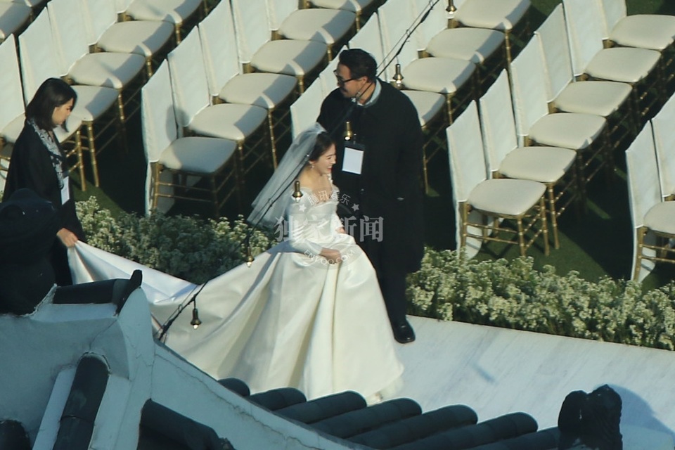 Hot: Song Hye Kyo và Song Joong Ki trao nhẫn trong hôn lễ thế kỷ - 28
Nụ cười rạng ngời và hạnh phúc túc trực trên môi Song Hye Kyo.