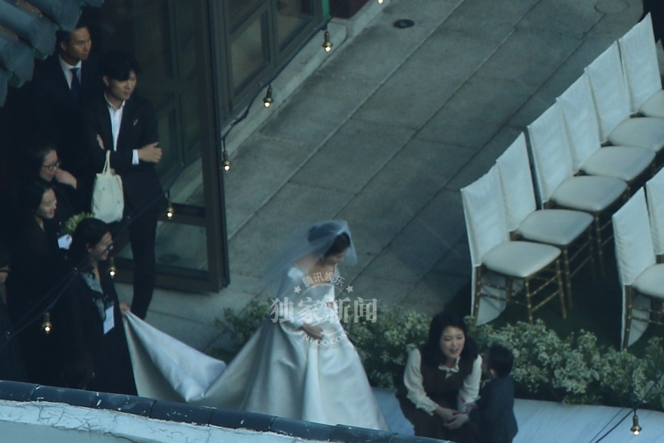 Hot: Song Hye Kyo và Song Joong Ki trao nhẫn trong hôn lễ thế kỷ - 27
Chiều 31/10, cô dâu Song Hye Kyo xuất hiện rạng ngời trong chiếc váy cưới màu trắng với thiết kế cổ điển.