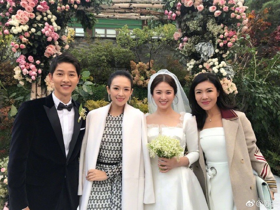 Song Hye Kyo và Song Joong Ki diện đồ hiệu giá gần 3 tỉ đồng trong hôn lễ thế kỷ - 8
Chương Tử Di chụp ảnh cùng Song Joong Ki và Song Hye Kyo trong hôn lễ thế kỷ, chiều 31/10.