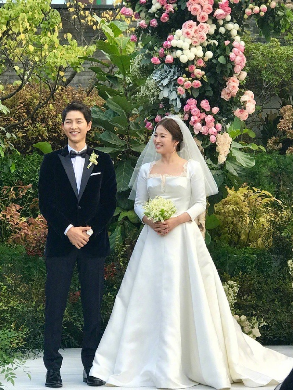 Song Joong Ki và Song Hye Kyo tung ảnh cưới đẹp như mơ sau đám cưới thế kỷ - 8
Song Hye Kyo và Song Joong Ki đều diện đồ hiệu trong hôn lễ thế kỷ.