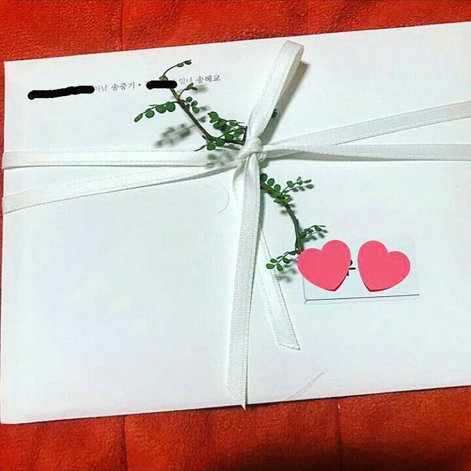 "Cô dâu tháng 10" Song Hye Kyo đẹp "nao lòng" trên tạp chí - 4
Thiệp cưới được cho là của Song Hye Kyo và Song Joong Ki được phát tán trên mạng.