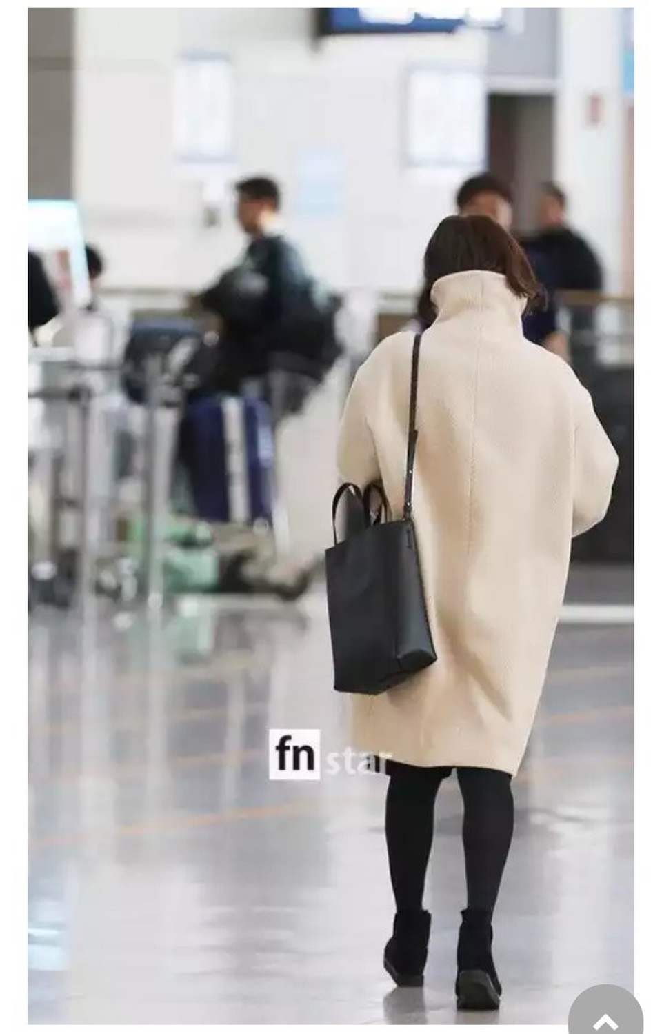 Song Hye Kyo tái xuất trẻ trung sau đám cưới thế kỷ - 11 
Nữ diễn viên 36 tuổi đi công tác một mình mà không có chồng trẻ tháp tùng.