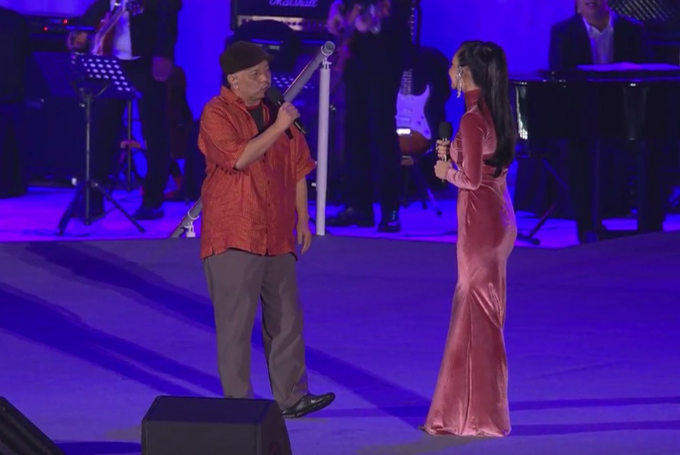 Lễ bế mạc SEA Games 29: Bữa tiệc của âm nhạc - 7
Cặp song ca nam nữ thể hiện một ca khúc trong lễ bế mạc