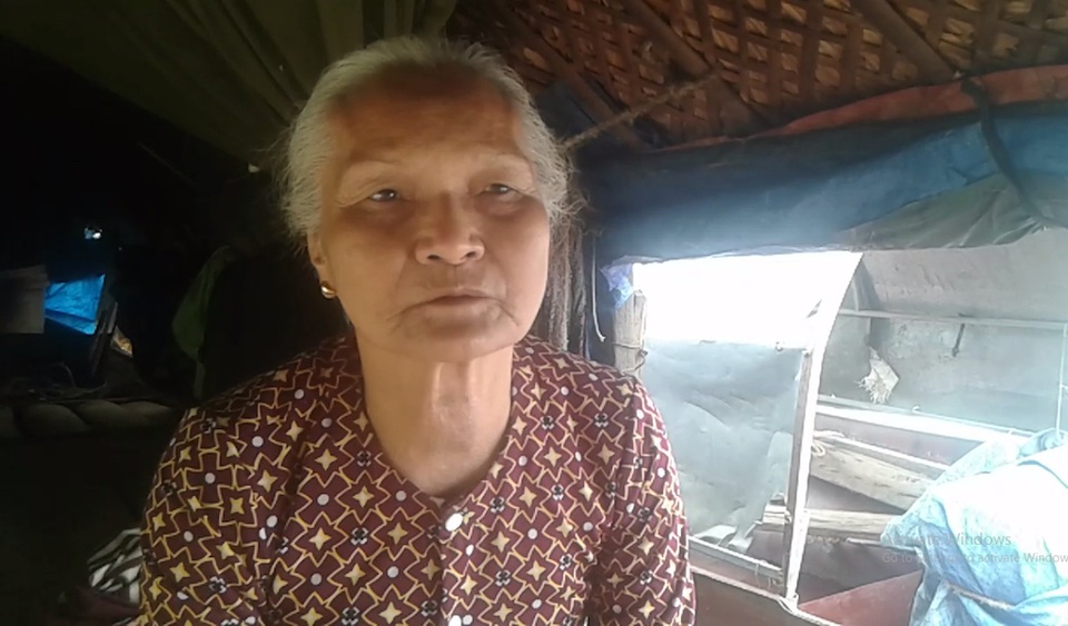 Những phận người chênh vênh trên dòng sông Lam - 2 Cụ Hồng chia sẻ với chúng tôi về cuộc sống sông nước...