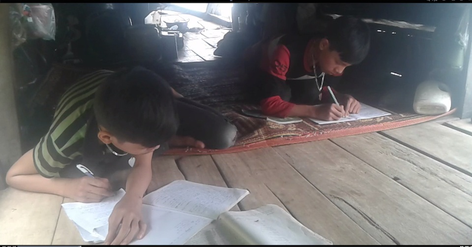 Những phận người chênh vênh trên dòng sông Lam - 3 Những thiếu thốn trong học tập của các em nhỏ, bàn học là một điều xa xỉ đối với các em.