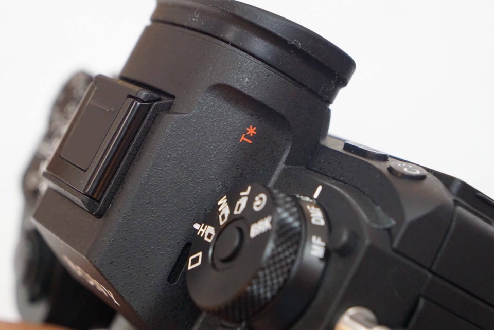 Phía trên đỉnh máy đó là kính ngắm điện tử EVF OLED với 3.686.400 điểm ảnh, có tần số quét 120 hình/giây.