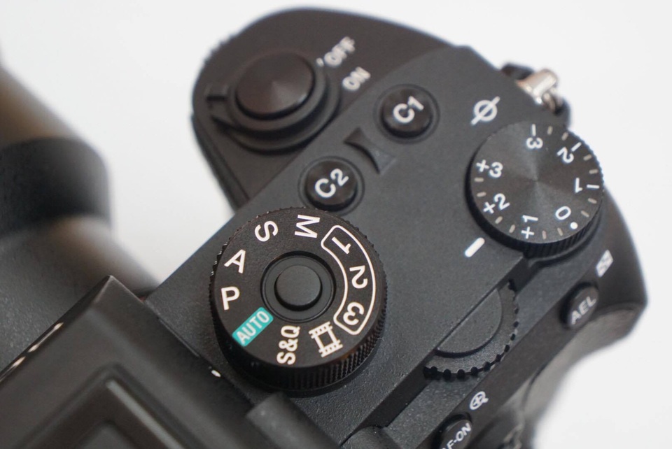 Ngoài ra, Sony A9 trang bị dải ISO 100 - 51.200 và có thể mở rộng 50 - 204.800.