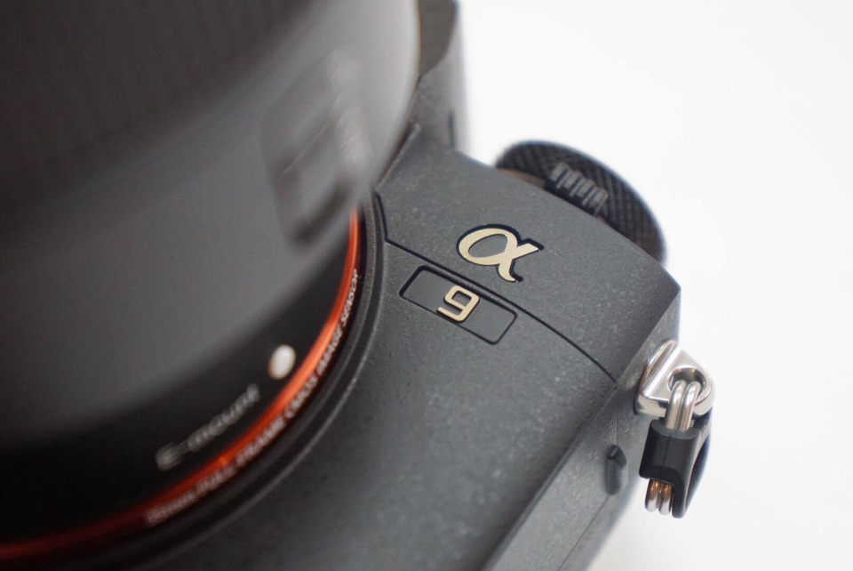 Về hình dáng, Sony A9 chỉ dày hơn chút so với thế hệ A7II trước đó. Tuy nhiên, khi so với những đối thủ đến từ Canon hay Nikon, dòng sản phẩm mới từ Sony nhỏ gọn và nhẹ nhàng hơn rất nhiều.
