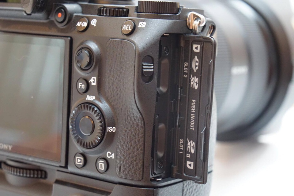 Thân máy của A9 sử dụng hợp kim nhôm ma-giê và được gia cố chắc chắn. Hãng này cũng khá chăm chút cho các phím bấm điều khiển để chống lọt bụi bẩn cũng như sử dụng tốt dưới trời mưa.