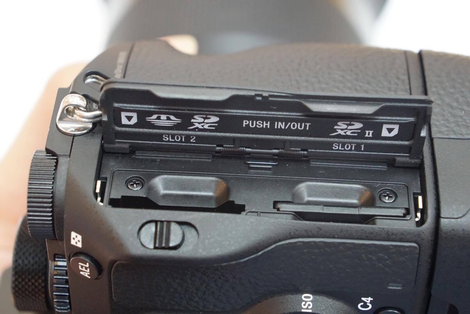 Ở mặt sau, máy dùng màn hình cảm ứng WhiteMagic 3 inch và lật đa chiều. Hãng cũng trang bị cho máy khe cắm thẻ nhớ SD và khe cắm thẻ chuẩn UHS-II, có tốc độ truy xuất thẻ lên đến 300 Mbyte/s.