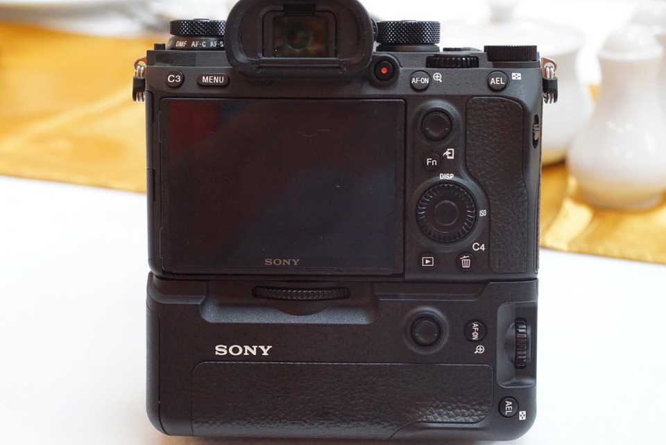 Một điểm nhấn khác của A9 đó là màn trập điện tử sở hữu chế độ chụp không tiếng động, giúp máy triệt tiêu hiện tượng chớp đen. Đây là những hạn chế còn tồn đọng trên các sản phẩm máy ảnh DSLR khi lật gương và các máy ảnh dòng thấp.