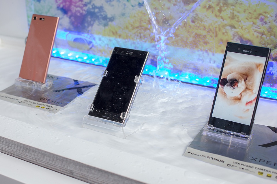 Xperia XZ Premium màn hình 4K HDR có giá 18,5 triệu đồng tại Việt Nam - 2 Xperia XZ Premium dự kiến được bán tại Việt Nam từ ngày 24/6/2017 với hai màu Luminous Chrome và Deepsea Black, riêng màu Bronze Pink (hồng) dự kiến sẽ được bán vào tuần thứ 2 của tháng 7/2017.
