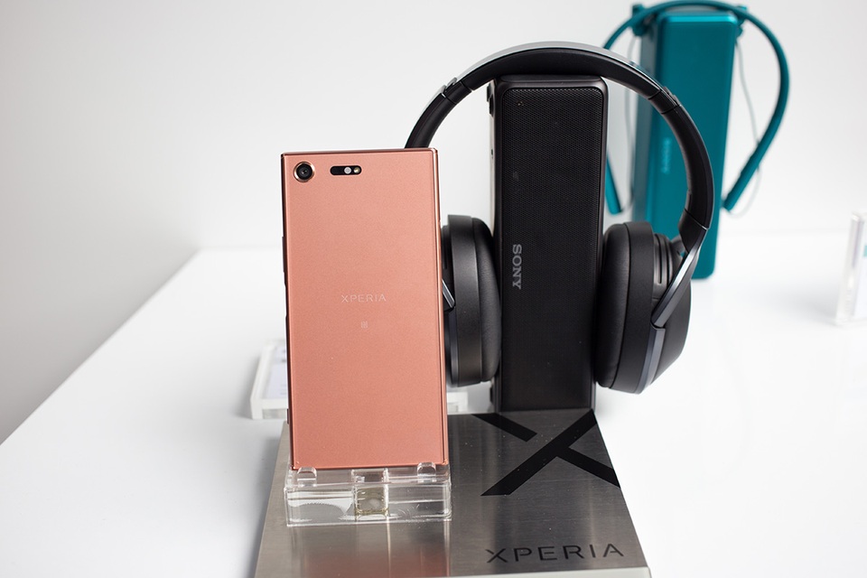 Xperia XZ Premium màn hình 4K HDR có giá 18,5 triệu đồng tại Việt Nam - 8 Mặt lưng và mặt trước đều sử dụng kính cường lực Corning Gorilla Glass 5