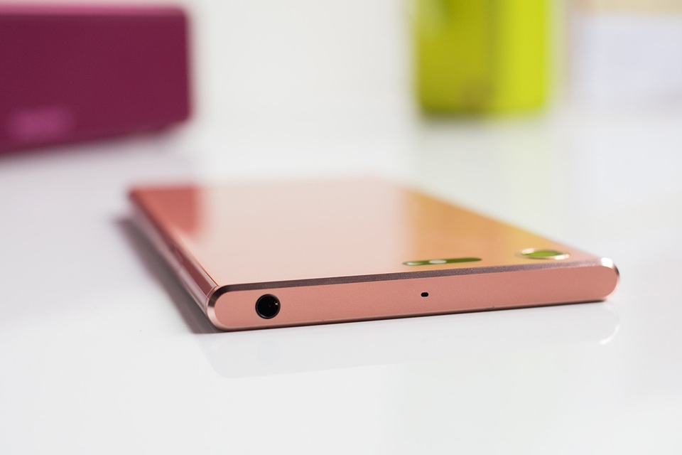 Xperia XZ Premium màn hình 4K HDR có giá 18,5 triệu đồng tại Việt Nam - 4 Khung viền máy được xử lý tỉ mỉ và khá đẹp. Phía đỉnh máy đó là micro hỗ trợ quay phim, ghi âm cùng ngõ ra âm thanh 3.5 mm