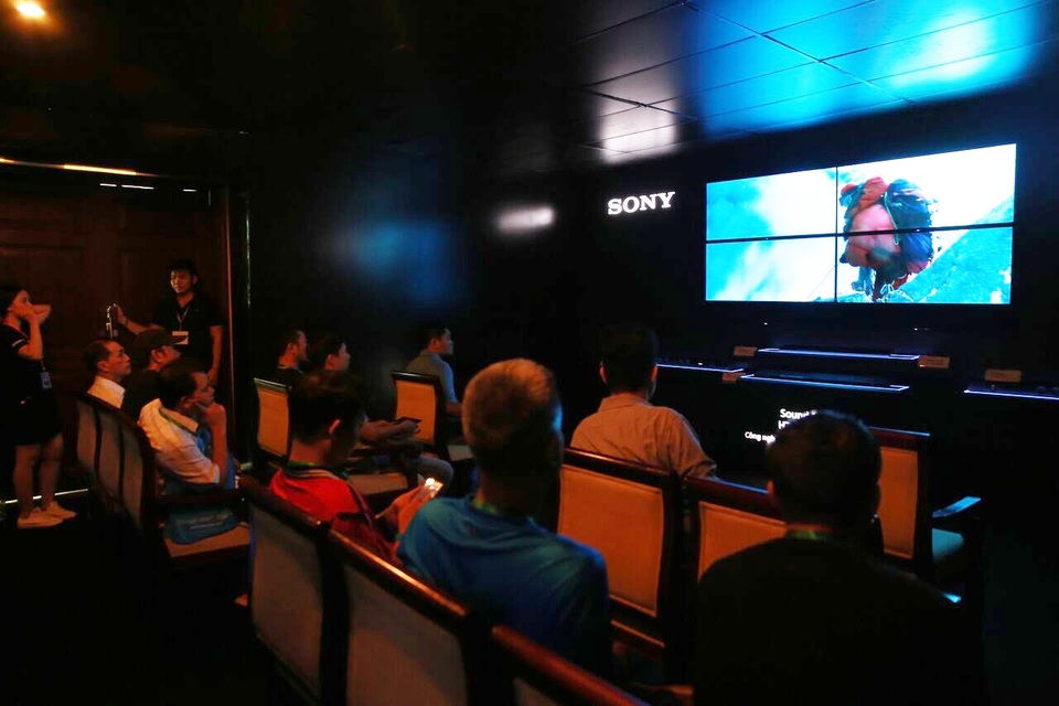 Trải nghiệm âm thanh chuẩn rạp chiếu phim của Soundbar Sony HT-ST5000 tại AV Show 2017 - 2
Loa soundbar Sony HT-ST5000 được sự quan tâm của đông đảo các tín đồ âm thanh tại AV Show 2017