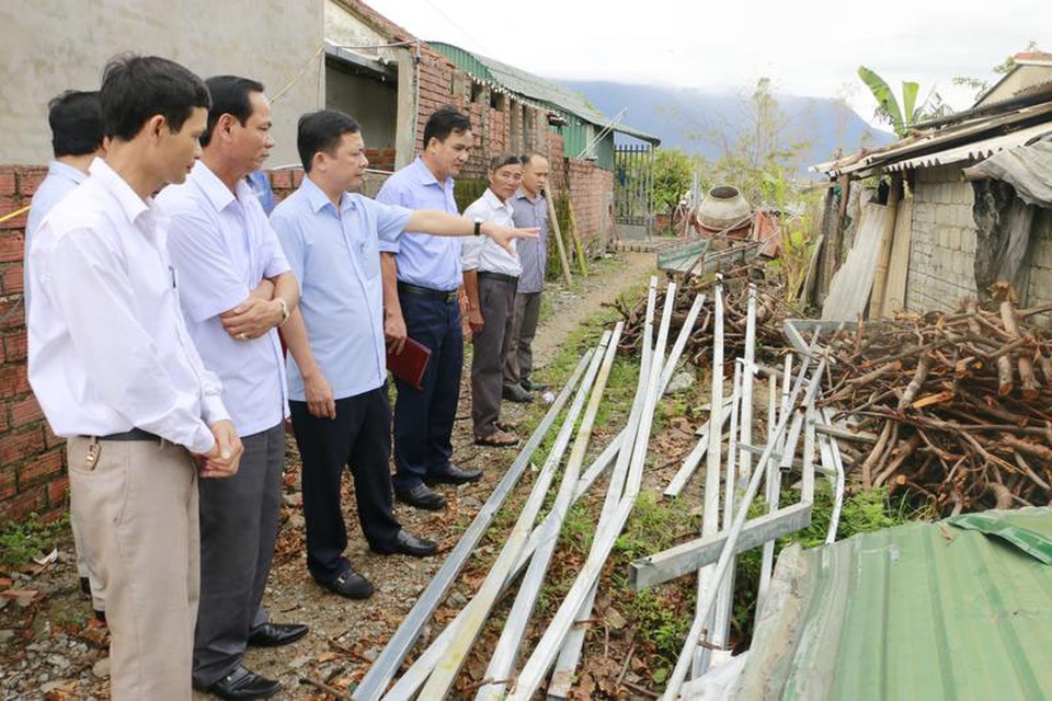 Dịch sốt xuất huyết có nguy cơ lan rộng ở vùng siêu bão vừa qua - 1 Đoàn công tác của Sở Y tế Hà Tĩnh thị sát kiểm tra khu vực xuất hiện dịch sốt xuất huyết tại địa bàn phường Kỳ Long, thị xã Kỳ anh - nơi bùng phát dịch sốt xuất huyết (Ảnh: Thu Hòa).