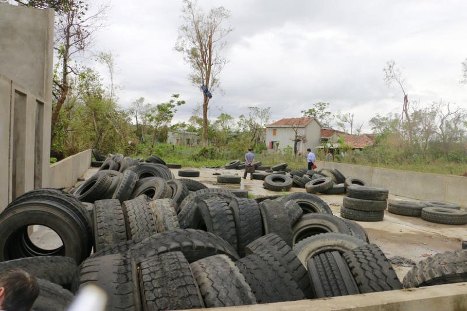 Dịch sốt xuất huyết có nguy cơ lan rộng ở vùng siêu bão vừa qua - 2 Địa bàn phường Kỳ Long là nơi tập trung nhiều cơ sở săm lốp ô tô. Những chiếc lốp ô tô hư hỏng vứt giữa nắng mưa như thế này trở thành điều kiện lí tưởng để muỗi sinh trưởng, phát triển (Ảnh: Thu Hòa).