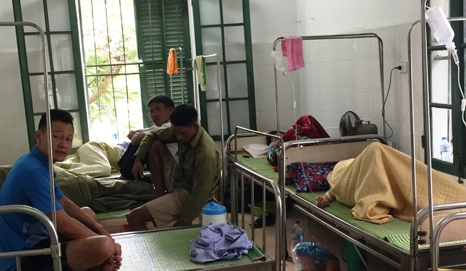 Nam Định: Hơn 800 ca sốt xuất huyết trong tháng 8 - 1 Các bệnh nhân mắc sốt xuất huyết điều trị tại Khoa Truyền nhiễm, Bệnh viện Đa khoa tỉnh Nam Định