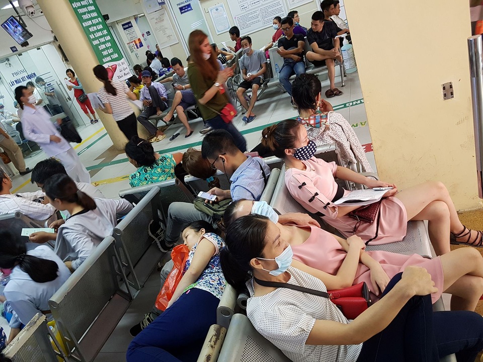 Thủ tướng yêu cầu Chủ tịch tỉnh chịu trách nhiệm về dịch sốt xuất huyết trên địa bàn - 1 Bệnh nhân sốt xuất huyết chờ khám tại BV Bệnh Nhiệt đới Trung ương. Ảnh: H.Hải