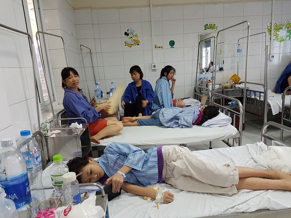 Hai thành phố lớn căng mình "chiến đấu" với sốt xuất huyết - 5
Bệnh nhân sốt xuất huyết điều trị tại BV Bệnh Nhiệt đới Trung ương. Ảnh: H.Hải