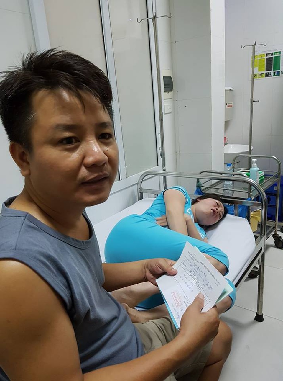 Bệnh nhân sốt xuất huyết chạy 4 viện vẫn không được vào điều trị - 1 Chị Cầu được chồng đưa đi 4 viện nhưng vẫn không được tiếp nhận điều trị nội trú. Ảnh: H.Hải