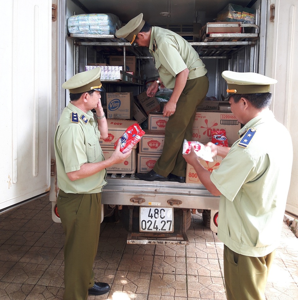 Tiêu hủy hàng loạt sản phẩm không rõ nguồn gốc, xuất xứ - 1
Lực lượng chức năng bắt giữ số lượng bột giặt và bột ngọt giả (ảnh: Sở Công Thương)