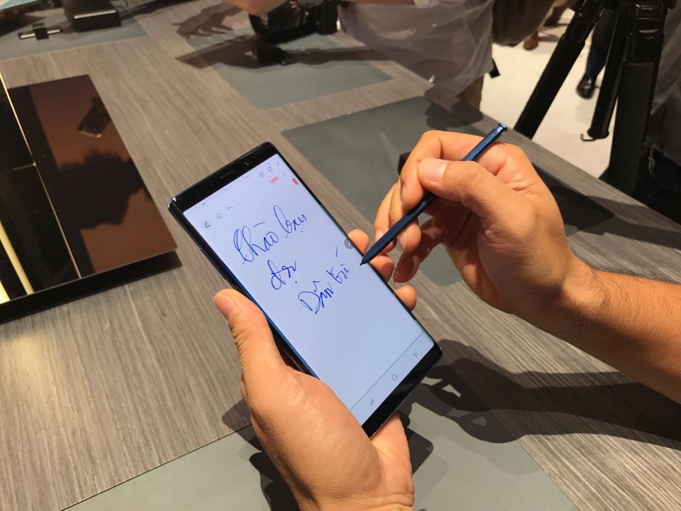 Trên tay Galaxy Note8 camera kép vừa ra mắt tại New York - 6 Trên tay Galaxy Note8 camera kép vừa ra mắt tại New York - 6