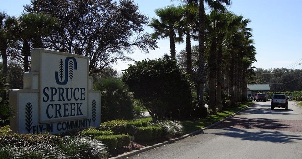 Lối vào cộng đồng bay Spruce Creek
