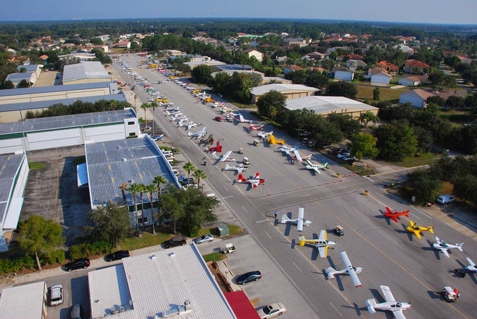 Dàn máy bay cá nhân ở Spruce Creek trên đường băng