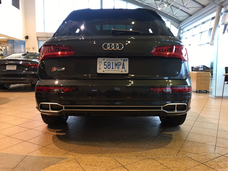 Ống xả kiểu "giả cầy" - Mốt của xe sang - 8
Audi SQ5 thế hệ mới - phiên bản 2018 có thể cao là đỉnh cao của thiết kế ống xả giả cầy...