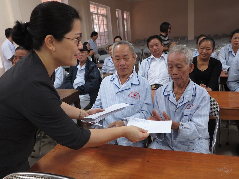 Lãnh đạo Sở GD-ĐT Nghệ An đến bệnh viện thăm hỏi giáo viên đang điều trị bệnh - 2
Bà Kim Chi tặng quà cho các thầy, cô giáo đang điều trị bệnh.