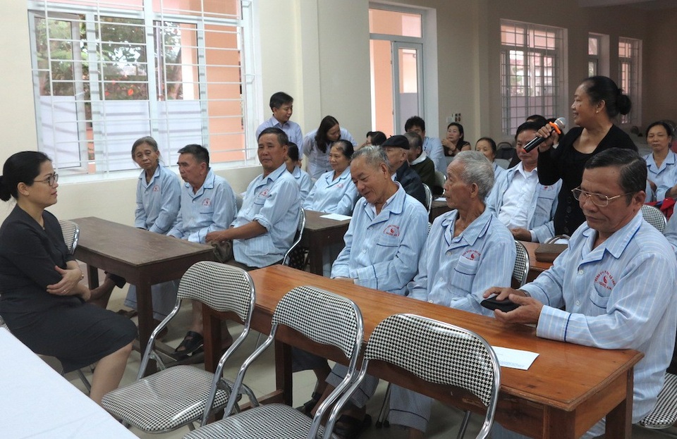 Lãnh đạo Sở GD-ĐT Nghệ An đến bệnh viện thăm hỏi giáo viên đang điều trị bệnh - 3 Bà Kim Chi lắng nghe tâm sự của những thầy, cô giáo.